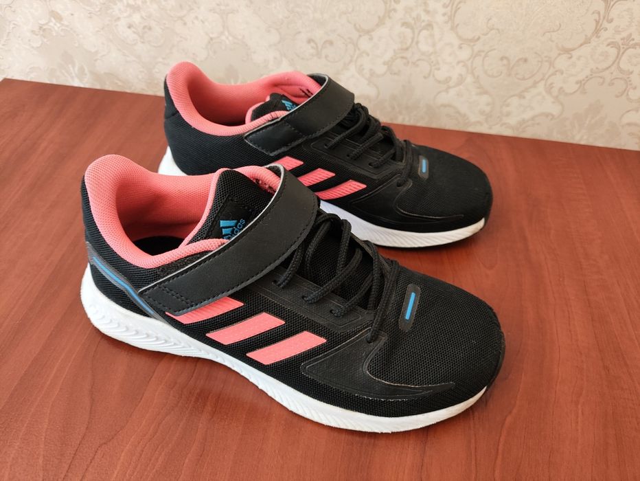 Кроссовки Adidas. Размер 35.