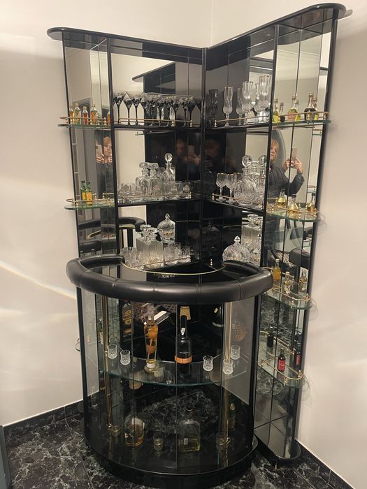 Bar de sala em preto lacado e espelhos