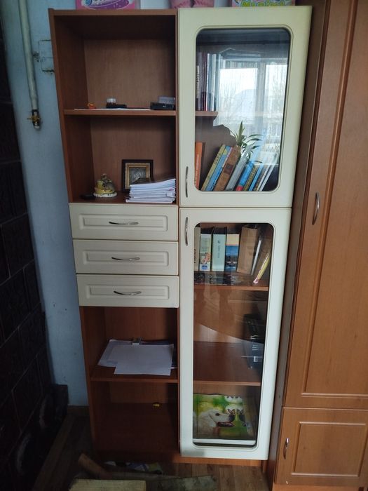Продаємо меблі, шафа, письмовий столик, одно дв шафа, книжкова полиця