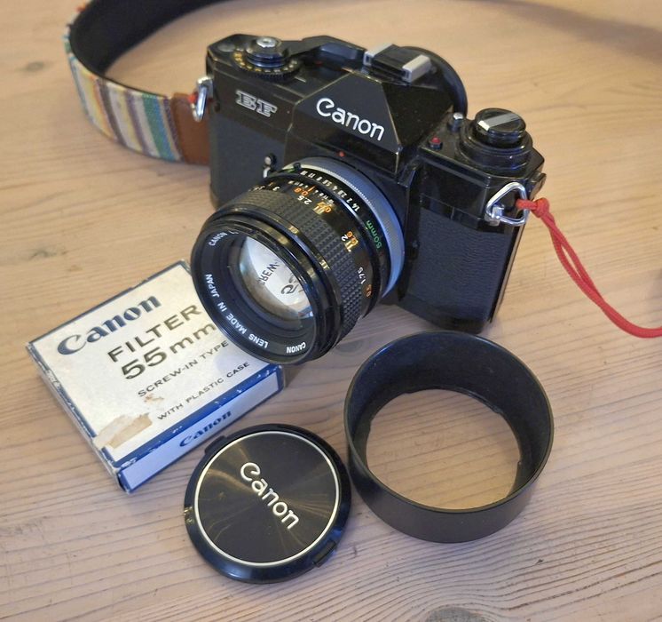 Aparat analogowy Canon EF + 50mm 1,4 + dodatki