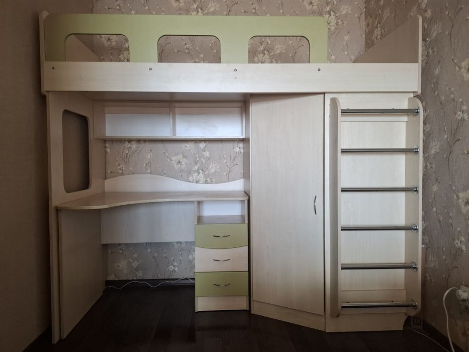 Продам дитяче ліжко-горище зі столом, шафою та шухлядами
