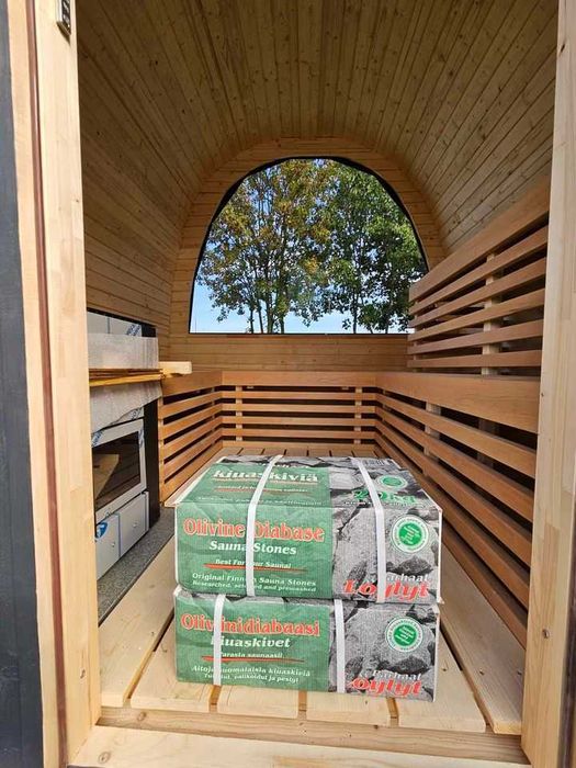 Sauna ogrodowa z piecem opalanym drewnem panorama oświetlenie