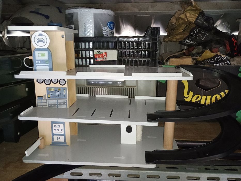 Duży drewniany garaż parking z windą