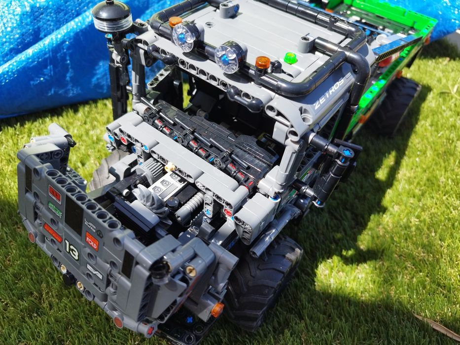 Lego Technic - Camião Mercedes-BENZ Zetros 4X4 ref 42129.
