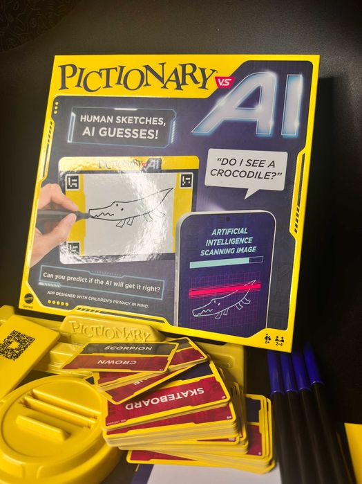 настільна гра  Pictionary vs. AI від компанії Mattel, що поєднує класичне малювання з технологіями штучного інтелекту