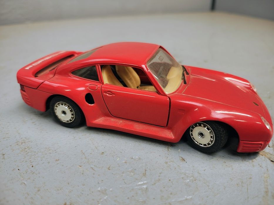 Model Porsche 959 Bburago skala 1:24