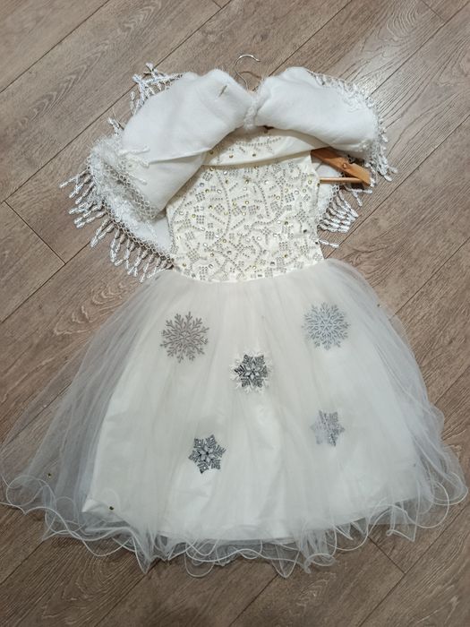 Костюм Снежинки / Снежной Королевы: Платье + меховая накидка.