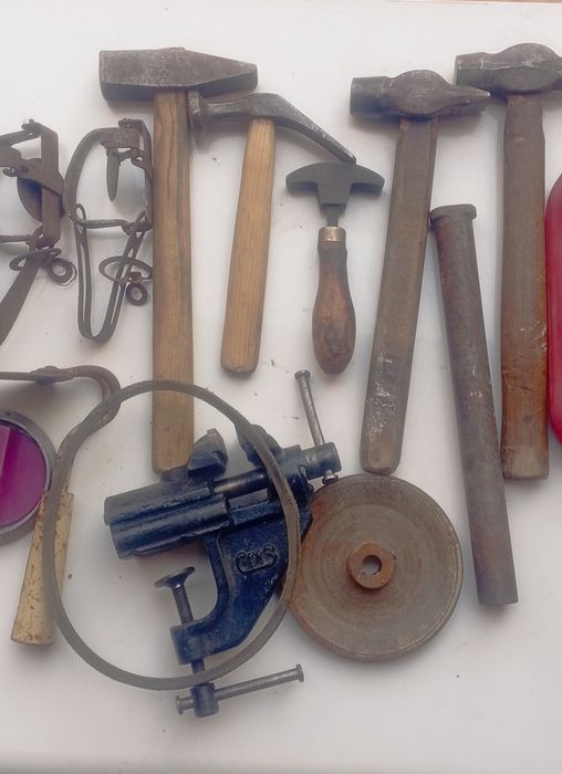 Інструменти для роботи молоток точильні бруски  ,грілка,шків