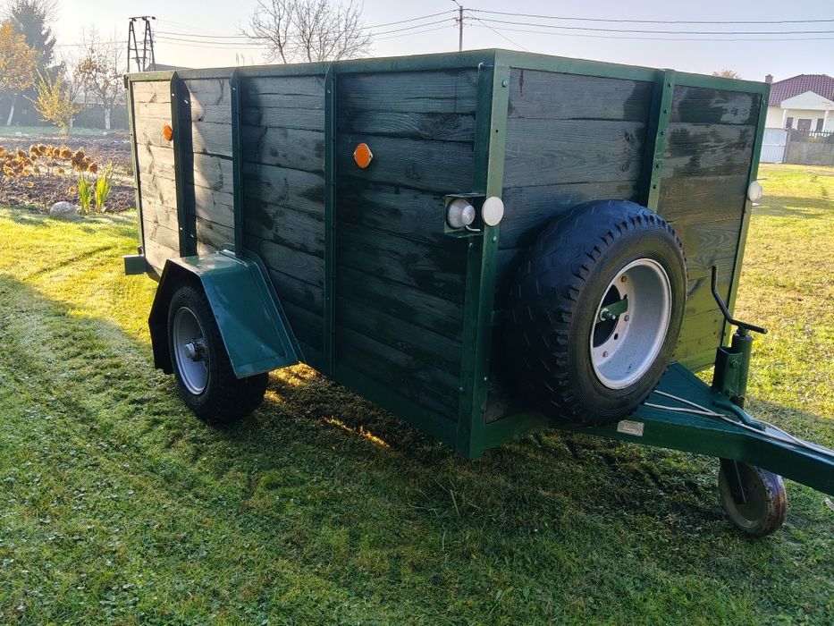 Przyczepa,  przyczepka do transportu zwierząt z rampą.