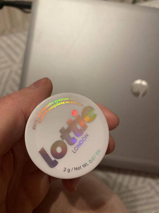 Nowy cień do powiek metaliczny