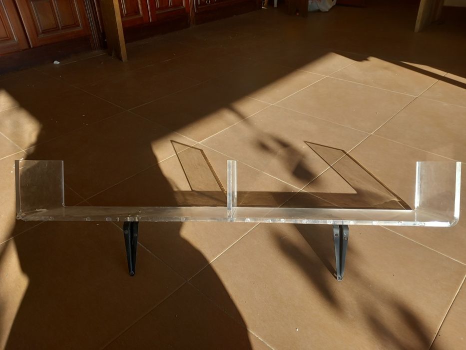 Prateleira em acrílico