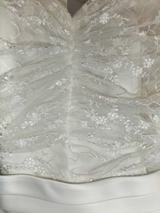 Zwiewna suknia ślubna w kolorze ivory