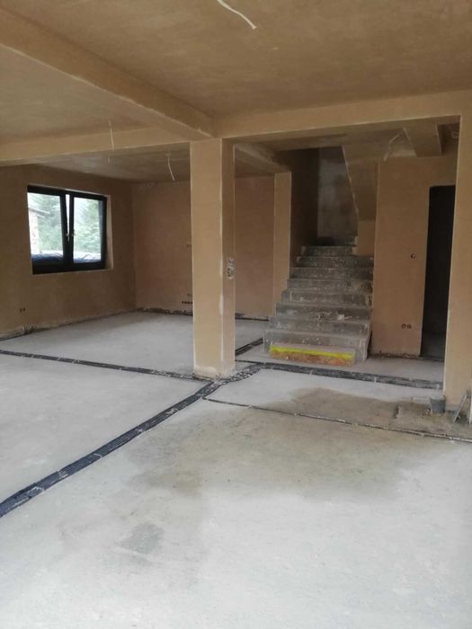 Tynki maszynowe gipsowe i cementowo wapienne.