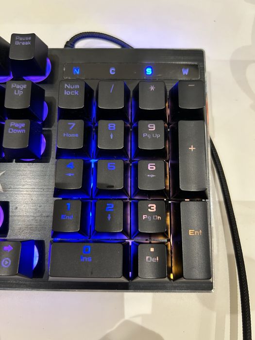 Teclado semi mecanico Matrics- X Breed RGB PT