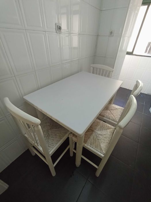 Mesa de cozinha com quatro cadeiras