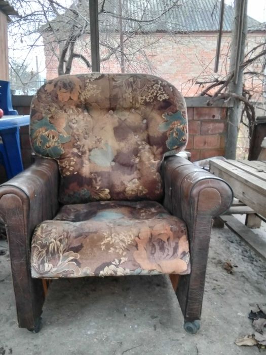 Продам 2 крісла та диван