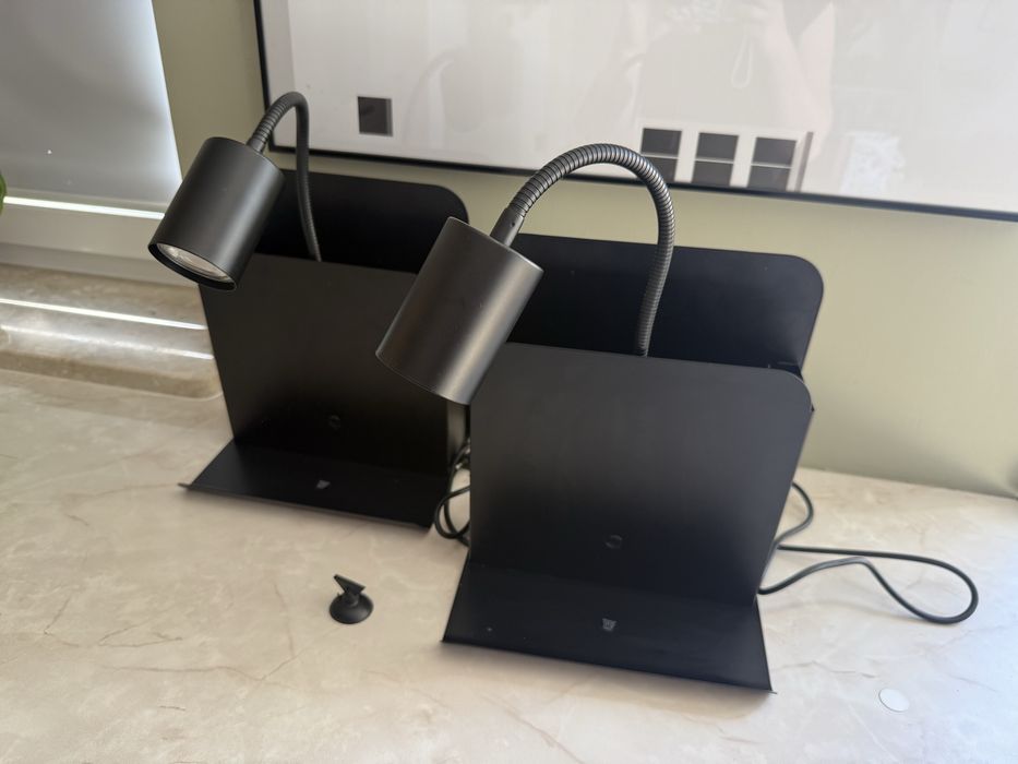 Dwa kinkiety Roomi z półką i USB, czarne