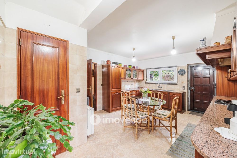Quinta isolada T3+1 com áreas amplas e terreno de 2022m², em Colares