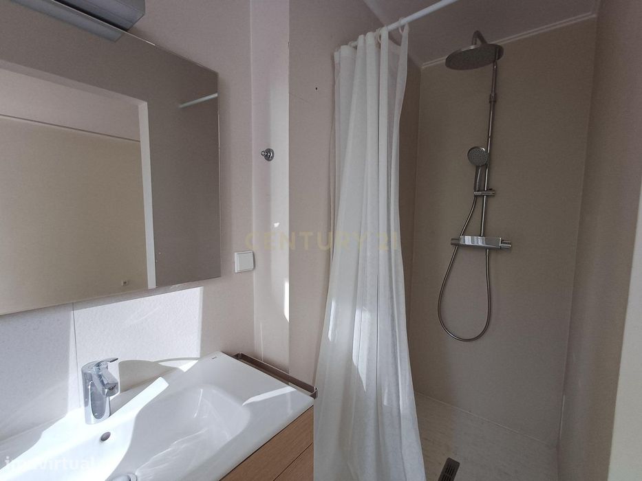 Apartamento T4 remodelado e com varandas frente ao Spacio Shopping dos
