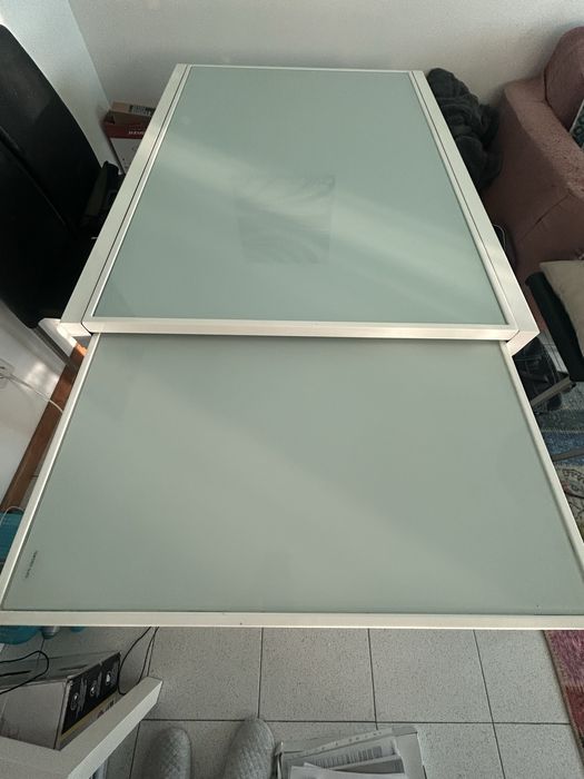 Mesa de jantar com tampo em vidro semi nova dimensões 120x90x75.