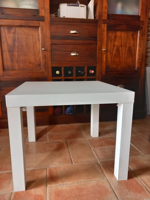 Mesas brancas pequeninas