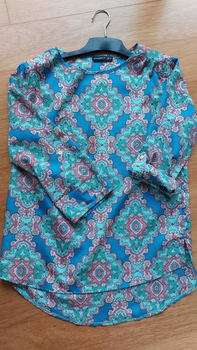 Camisa colorida com pouco uso