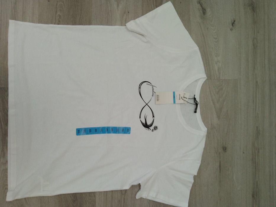 Модная футболка Sinsay . 100% .Коттон