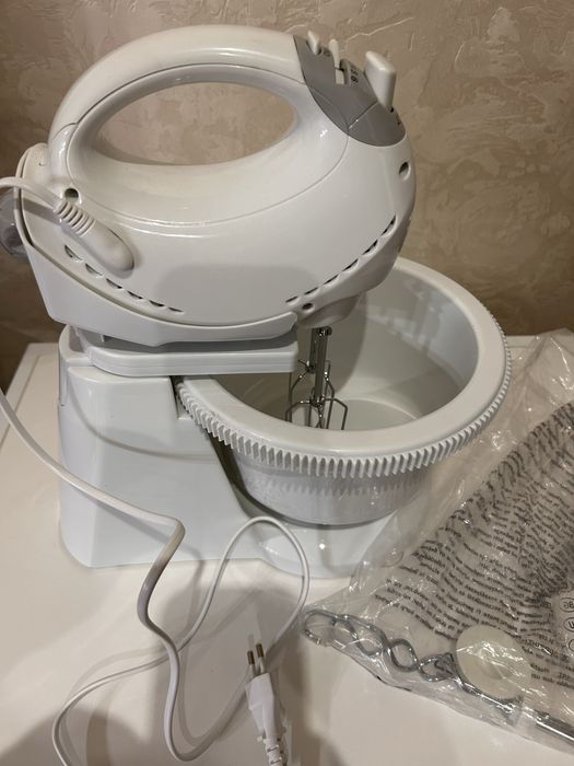 Міксер з рухомою чашою Watshome