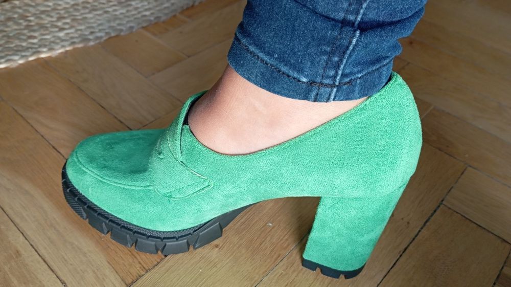 Buty zielone na obcasie typu mokasyny