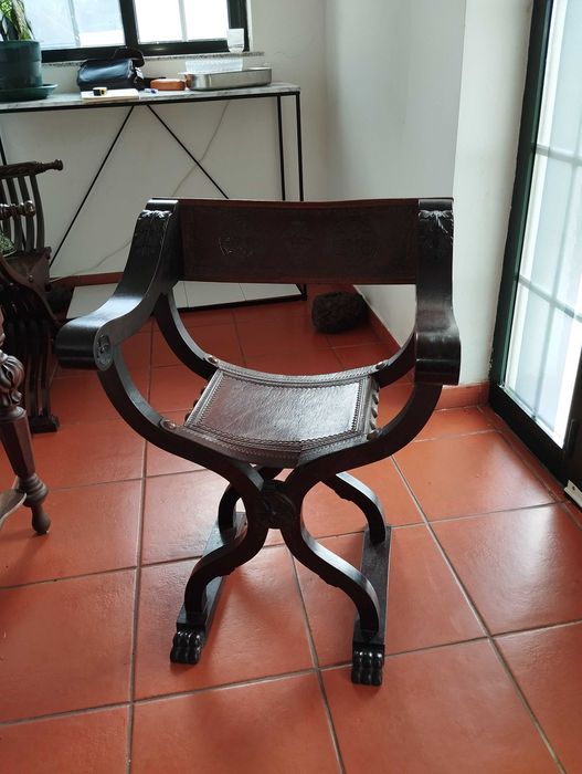 Cadeira de braços estilo “Savonarola” Antiga