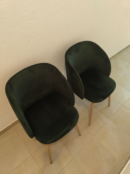 2x cadeiras verdes com pé em madeira