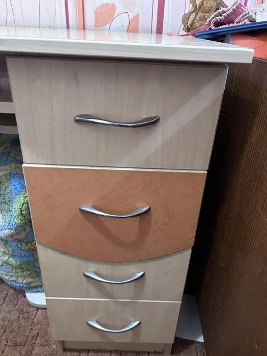 Дитячий письмовий стіл