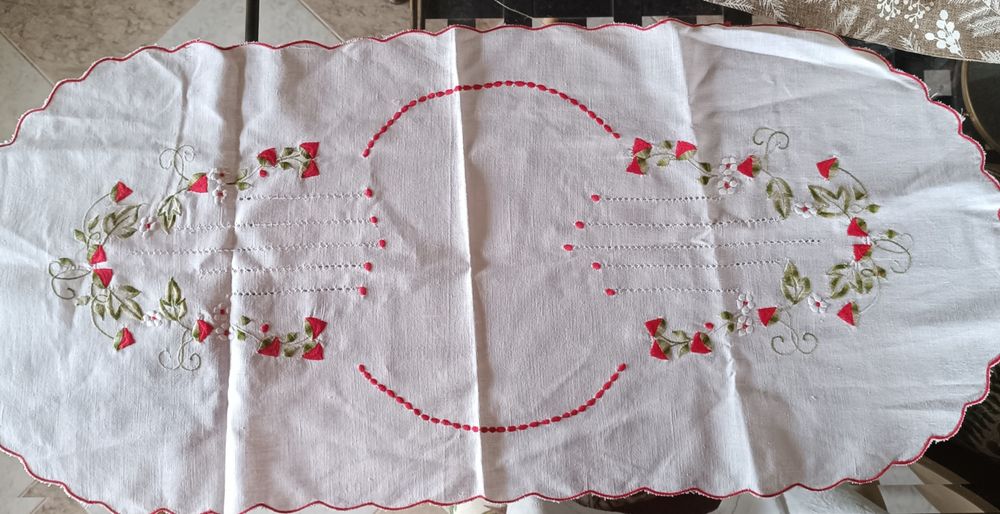 Caminho de mesa oval e sete guardanapos linho branco com bordado