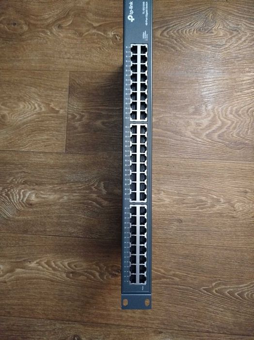 Коммутатор TP-Link TL-SG-1048.