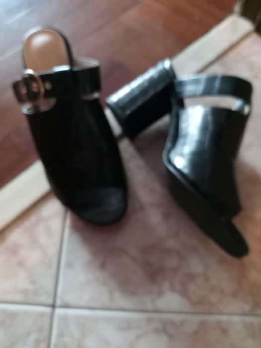 Sandálias como novas Pretas e douradas