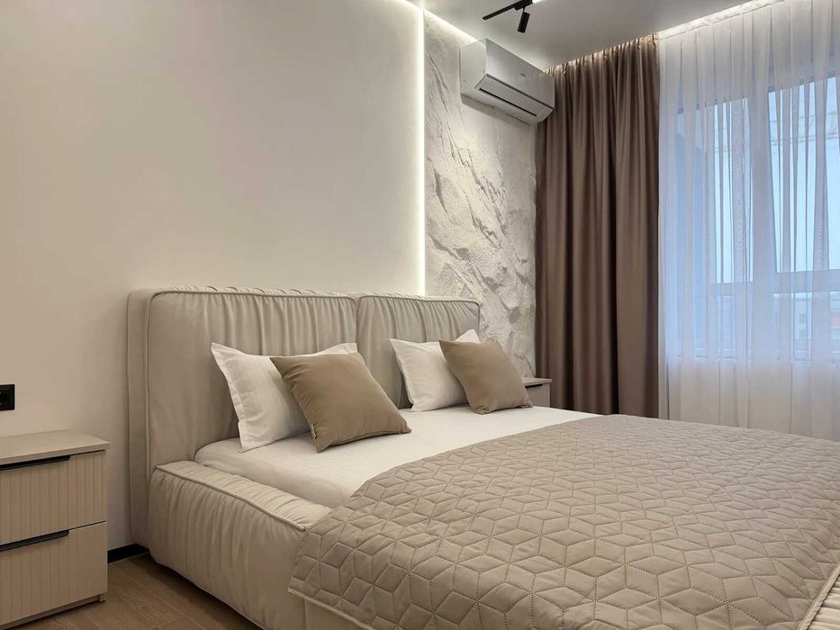 Стильна трикімнатна біля міського озера