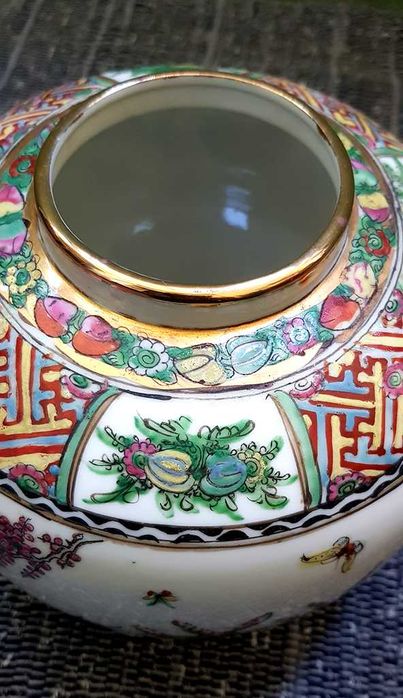 Pote com tampa em louça de Macau com peanha em madeira