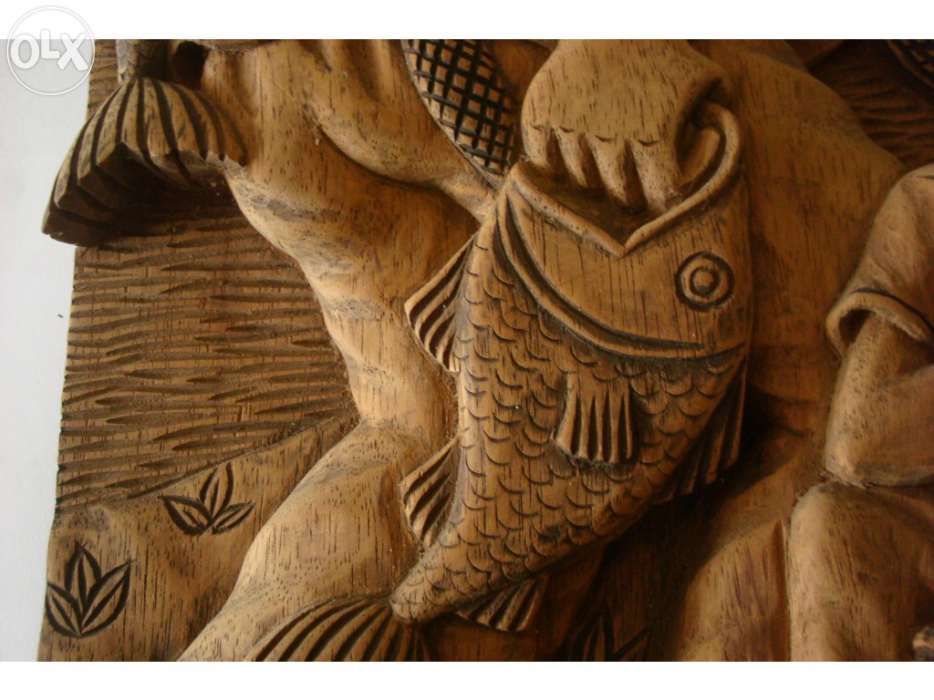 Escultura exclusiva de pescadores em madeira de cedro