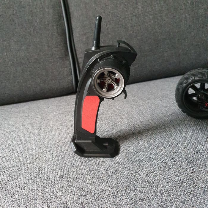 Zdalnie sterowany samochód REVOLT