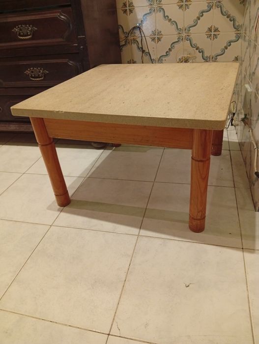 Mesa de centro em mármore beje e madeira