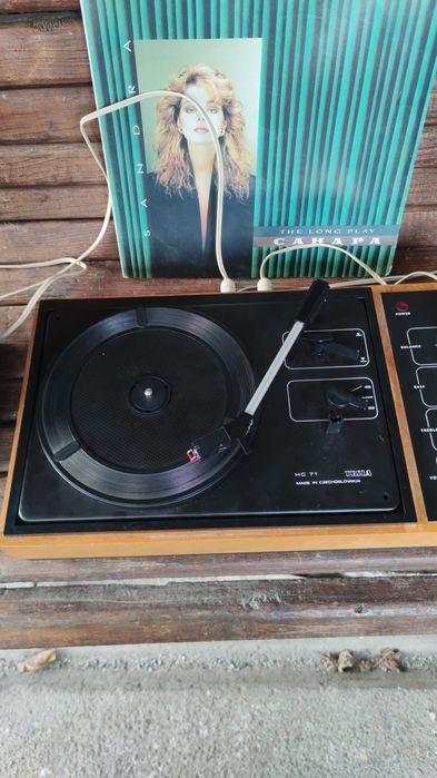 Ретро програвач платівок TESLA