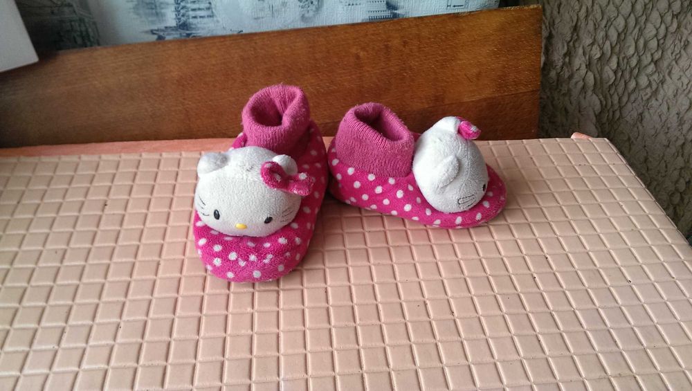 Плюшевые тапочки Hello Kitty размер 7-8 в хорошем состоянии