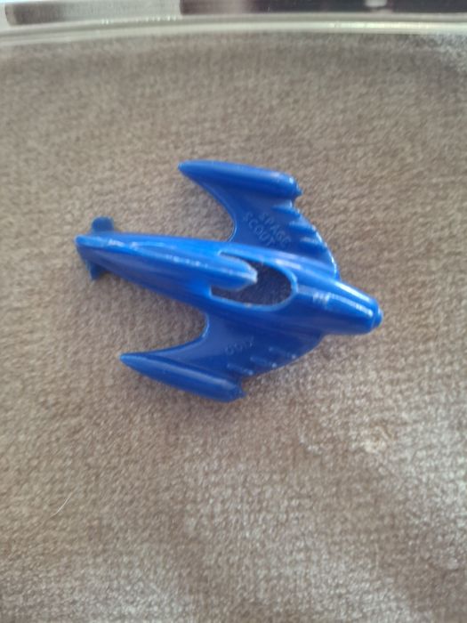 Pequena nave plástico ahtiga brinquedo português?