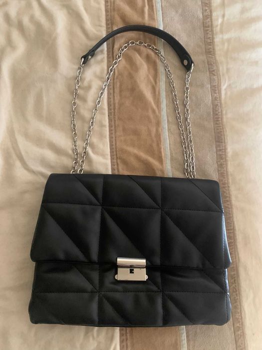 Mala preta acolchoada com corrente Stradivarius