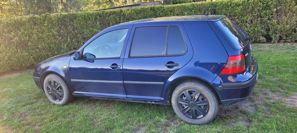 Vw Golf 1.6 rok 2000 długie opłaty