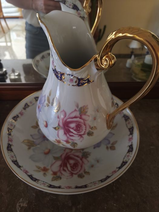 Jarra  de porcelana com um pires correspondente