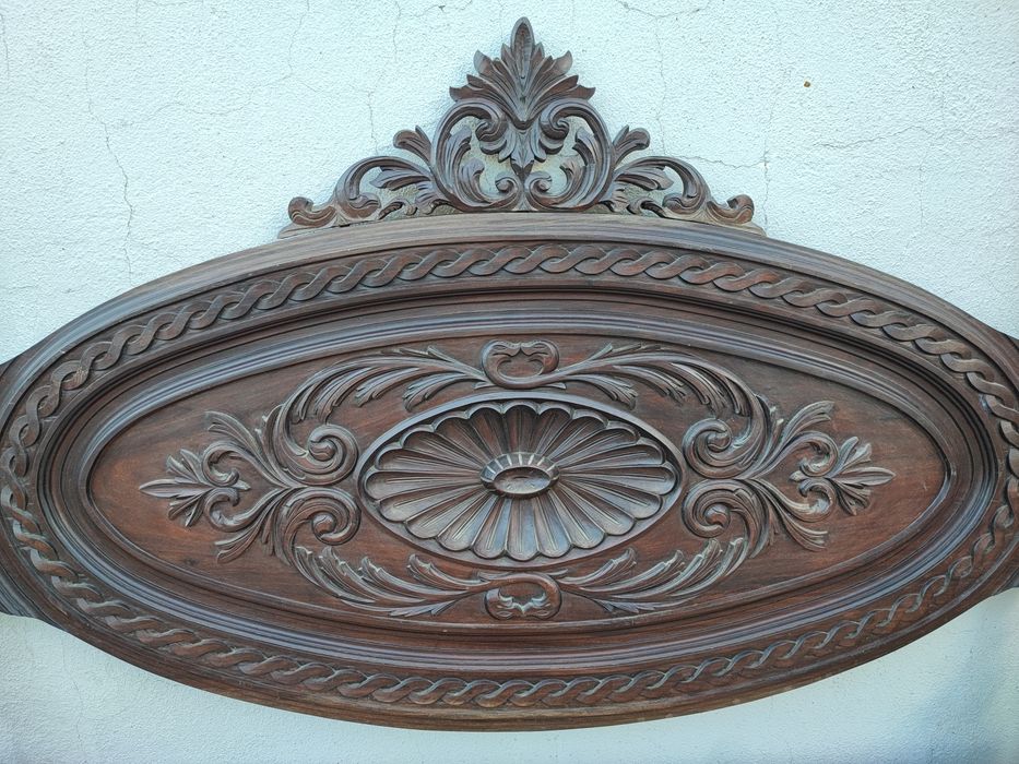 Cama em madeira maciça trabalhada