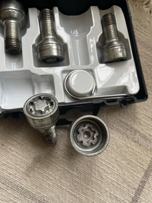 Комплект болтов-секреток с ключом VAG оригинал