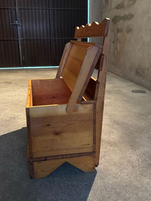 Banco de madeira com baú