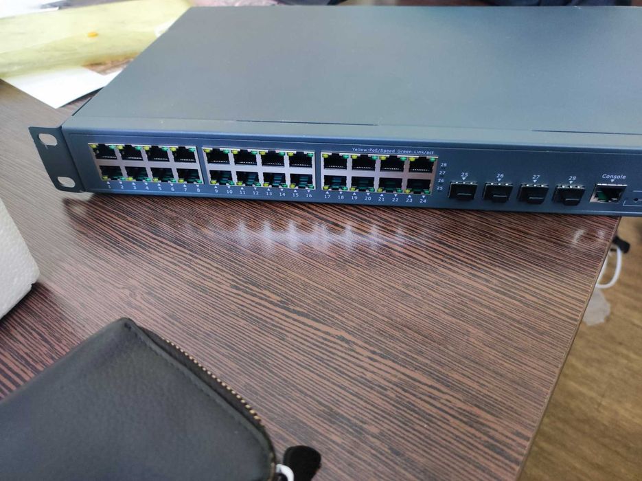 Комутатор (світч) управляємий SMT Layer 2+